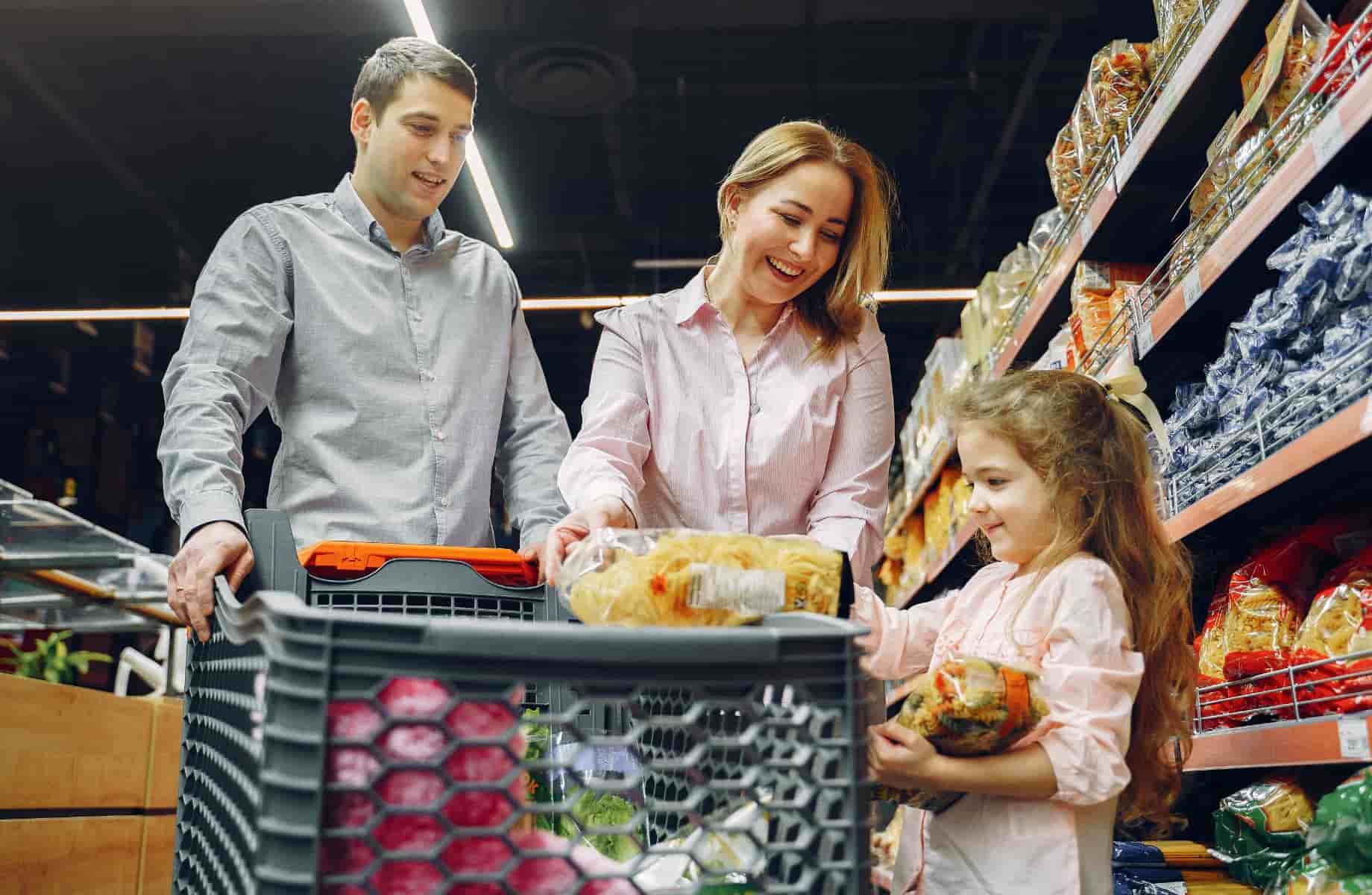 семья покупает продукты